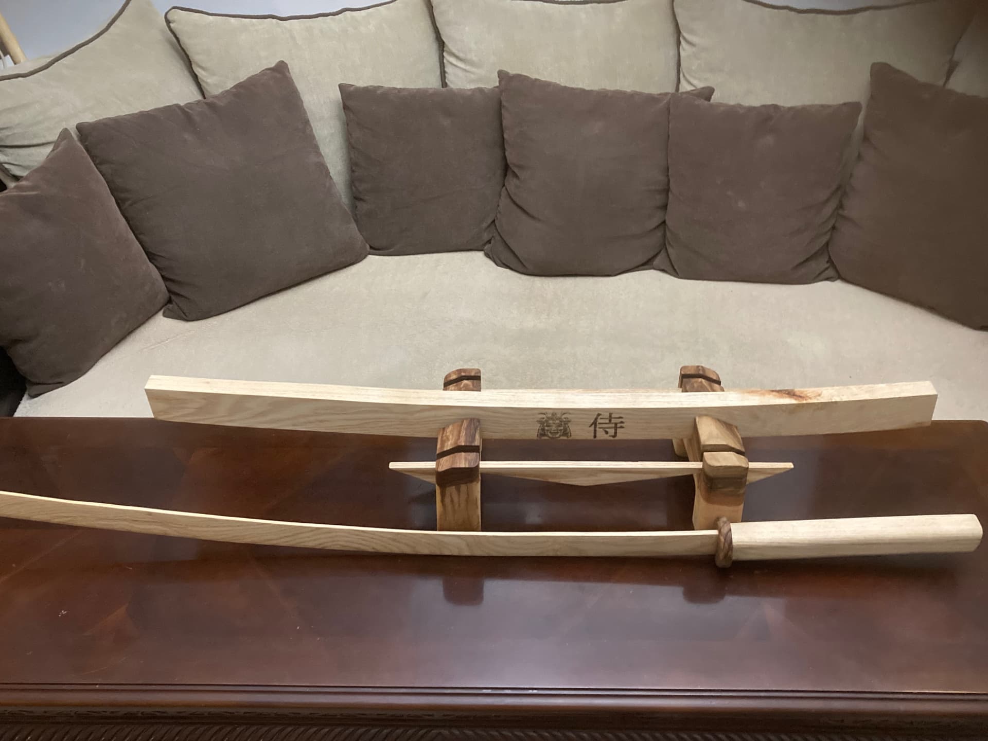 Dřevěná katana se stojanem a vypáleným znakem