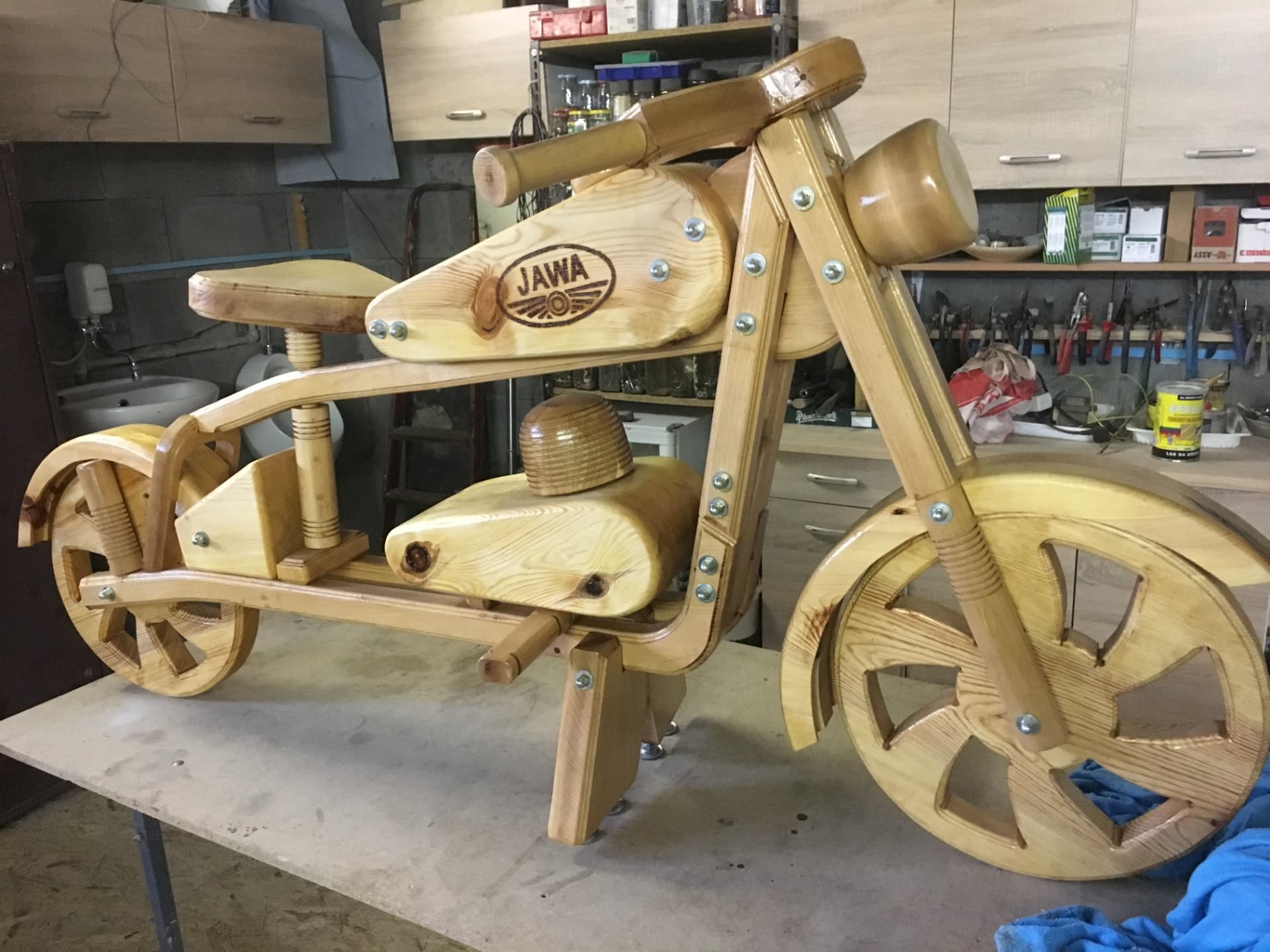 Dřevěný model motorky JAWA v životní velikosti